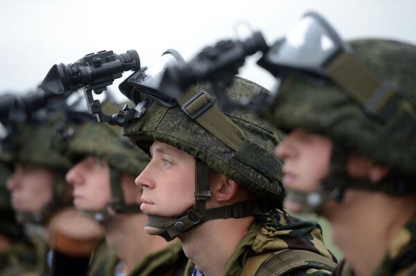 سربازان در زمان مانور مشترک نظامی روسیه و بلاروس زاپاد 2017 در مینسک - اسپوتنیک ایران  