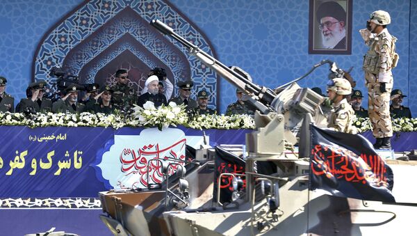 بازدید حسن روحانی رئیس جمهور ایران از رژه نیروهای مسلح این کشور در سی و هفتمین سالگرد آغاز جنگ ایران و عراق - اسپوتنیک ایران  
