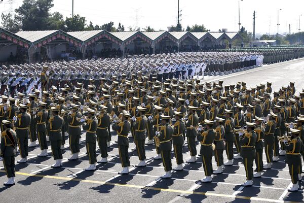 مراسم رژه روز نیروهای مسلح و سی و هفتمین سالگرد آغاز جنگ ایران و عراق در تهران - اسپوتنیک ایران  