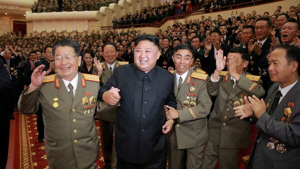 Лидер КНДР Ким Чен Ын во время празднования с инженерами и учеными - اسپوتنیک ایران  