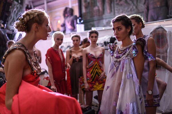 مدل ها قبل از آغاز فستیوال « فرهنگ قومی-2017» در مسکو - اسپوتنیک ایران  
