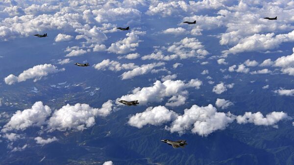Истребители ВВС США F-35 и истребители Южной Кореи F-15 пролетают над Корейским полуостровом во время совместных учений США и Южной Кореи - اسپوتنیک ایران  