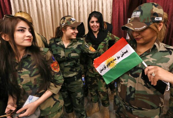 زنان پیشمرگ کرد در هنگام همه پرسی استقلال اقلیم کردستان در شهر اربیل - اسپوتنیک ایران  