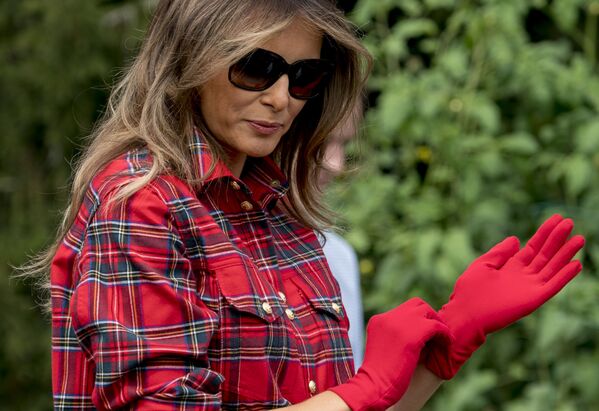 ملانیا ترامپ بانوی اول آمریکا در حال تیمارداری از گلها در باغ کاخ سفید - اسپوتنیک ایران  