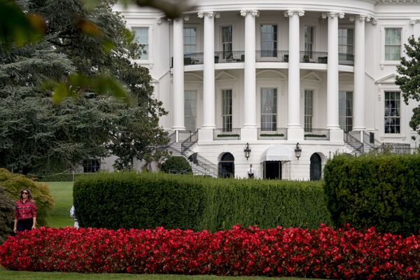 ملانیا ترامپ بانوی اول آمریکا در باغ کاخ سفید - اسپوتنیک ایران  