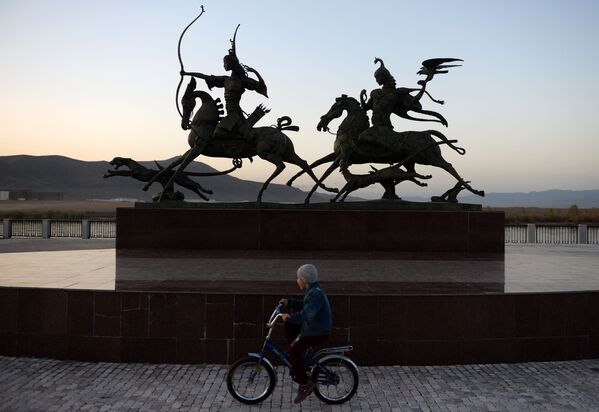 مجسمه پادشاه شکارچی که در سال 2014 به مناسبت 100 سالگرد تاسیس شهر کیزیل و اتحاد تووا و روسیه نصب شد. - اسپوتنیک ایران  