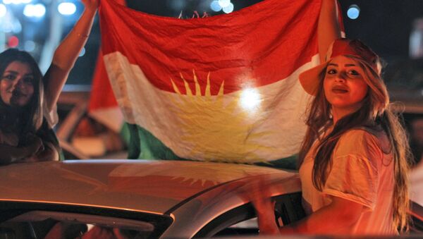 Девушки с курдским флагом после референдума о независимости Иракского Курдистана - اسپوتنیک ایران  
