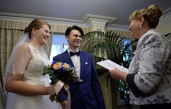 مراسم عقد آنتون و ماریا کراوچنکو اولین زوجی که در باغ وحش مسکو ازدواج کردند - اسپوتنیک ایران  