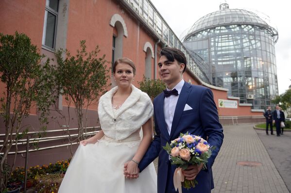 مراسم عروسی آنتون و ماریا کراوچنکو اولین زوجی که در باغ وحش مسکو ازدواج کردند - اسپوتنیک ایران  
