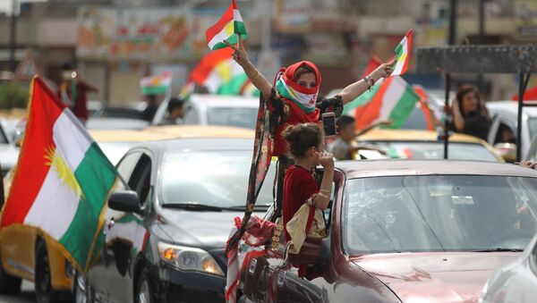 Девушка с курдским флагом на лице на улице города Киркук в Ираке во время референдума - اسپوتنیک ایران  