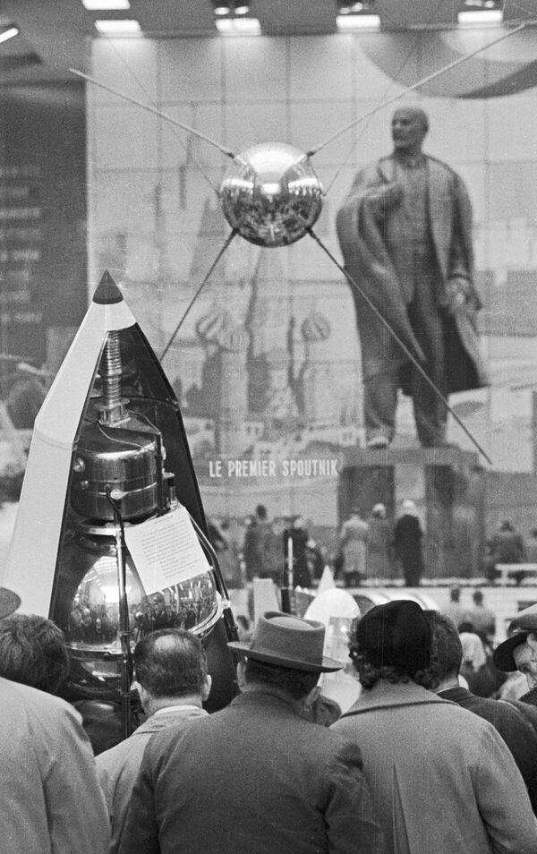 ماکت اولین ماهواره جهان در غرفه شوروی در نمایشگاه جهانی بروکسل - اسپوتنیک ایران  