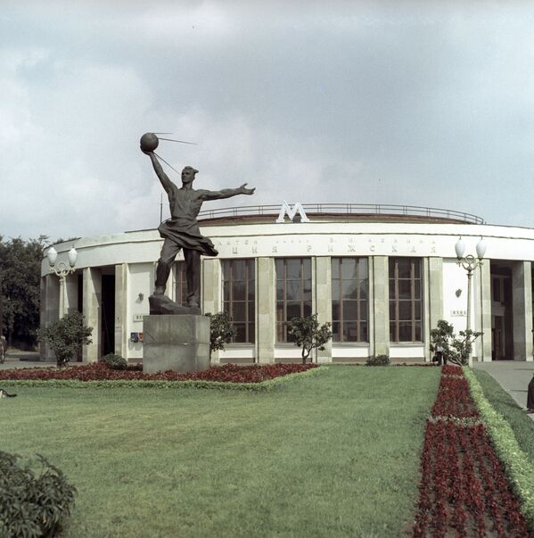 مجسمه یادبود سازندگان اولین ماهواره در سال 1957 در مقابل ایستگاه مترو ریژسکایادر مسکو - اسپوتنیک ایران  