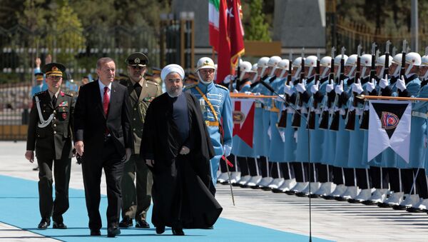 Turkey's President Recep Tayyip Erdogan, left, and Iran's President Hassan Rouhani inspect a military honour guard during a welcome ceremony in Ankara, Turkey, Saturday, April 16, 2016 - اسپوتنیک ایران  