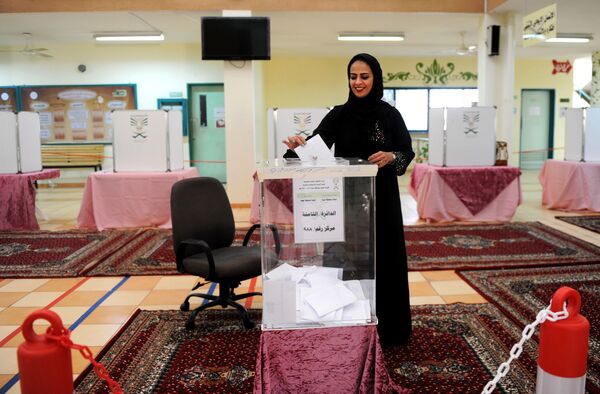 حضور بانوان سعودی در شعب اخذ رای در شهر جده - اسپوتنیک ایران  