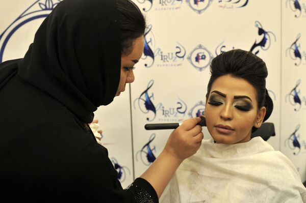 حضور آرایشگران زن سعودی در نمایشگاه ابزارآلات آرایشی در جده - اسپوتنیک ایران  