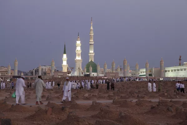 حضور زنان در آرامگاه اهل قبور در مدینه حضور زنان در آرامگاه اهل قبور در مدینه - اسپوتنیک ایران