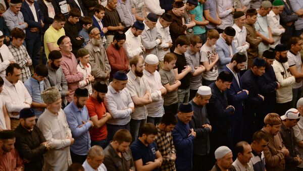 Мусульмане в мечети имени Ахмата Кадырова в Грозном в день праздника Ураза-байрам - اسپوتنیک ایران  