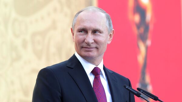 ولادیمیر پوتین، رئیس جمهور روسیه در مراسم آغاز گردش کاپ جام جهانی فوتبال 2018 در استادیوم لوژنیکی مسکو - اسپوتنیک ایران  