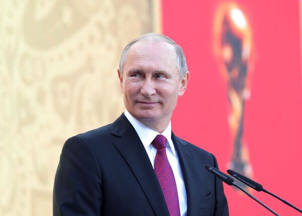 ولادیمیر پوتین، رئیس جمهور روسیه در مراسم آغاز گردش کاپ جام جهانی فوتبال 2018 در استادیوم لوژنیکی مسکو - اسپوتنیک ایران  