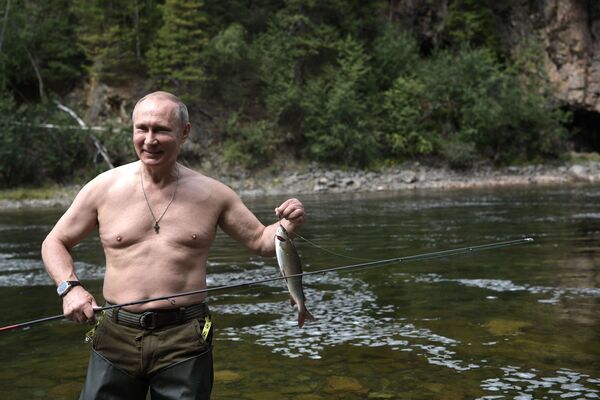ولادیمیر پوتین هنگام ماهیگیری در دریاچه های کوهستانی در جمهوری تووا روسیه - اسپوتنیک ایران  