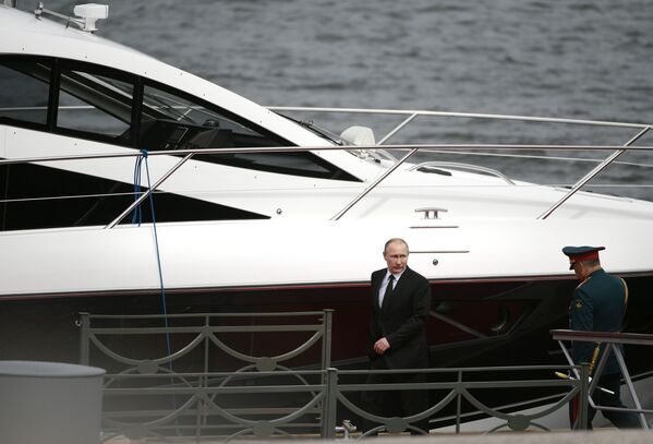 ولادیمیر پوتین در مراسم روز نیروی دریایی روسیه در شهر سن پترزبورگ. 30 ژوئیه 2017 - اسپوتنیک ایران  