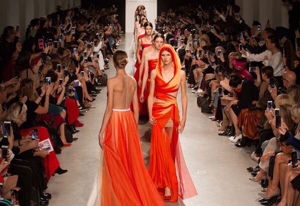 مدل ها در نمایش کلکسیون جدید طراح مد والنتینا یوداشکینا در هفته ی مد پاریس - اسپوتنیک ایران  