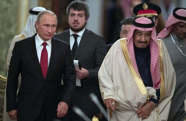 رئیس جمهور روسیه ولادیمیر پوتین و پادشاه عربستان سعودی سلمان بن عبدل العزیز آل سعود در زمان دیدار در مسکو - اسپوتنیک ایران  