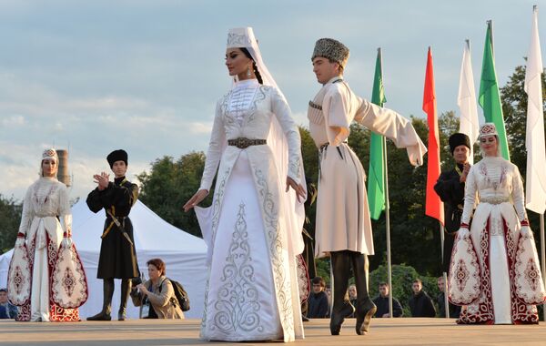 شرکت کنندگان در مراسم رقص «آلان» در ولادی قفقاز - اسپوتنیک ایران  
