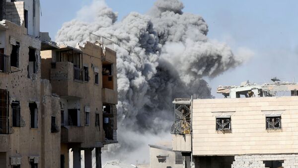 Дым после авиационного удара по позициям боевиков ИГ (запрещена в России) со стороны коалиционных сил в Ракке, Сирия - اسپوتنیک ایران  