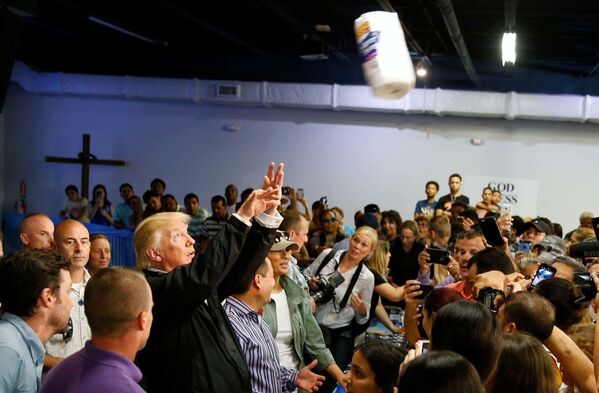 دونالد ترامپ رئیس جمهور آمریکا دستمال کاغذی را به سمت جمعیت مردم در سان خوان پورتوریکو پرتاب می کند - اسپوتنیک ایران  