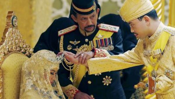 Султан Брунея Хассанал Болкиах благославляет своего сына и его невесту в день их свадьбы - اسپوتنیک ایران  