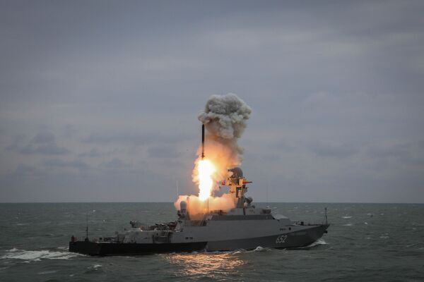 شلیک موشک کالیبر از ناو موشک انداز گراد سویاژسک در جریان رزمایش ناوگان روسیه در دریای خزر - اسپوتنیک ایران  