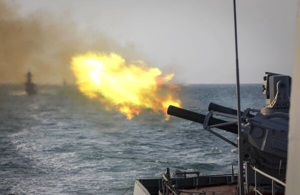 تیراندازی های آموزشی از سامانه موشکی ـ توپخانه ای پالاش هنگام رزمایش ناوگان روسیه در دریای خزر - اسپوتنیک ایران  