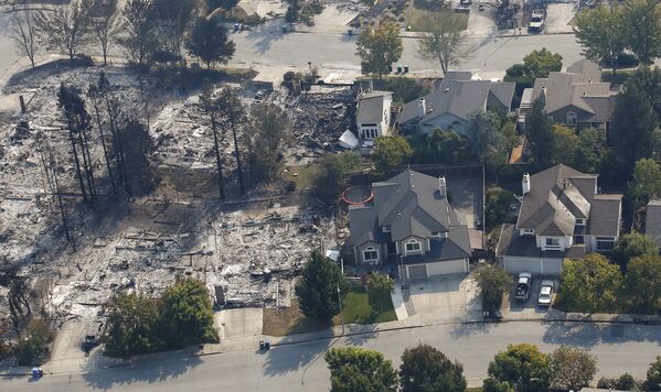 خانه های سوخته بر اثر آتش سوزی در جنگل - شهر سانتا رزا، کالیفرنیا - آمریکا - اسپوتنیک ایران  
