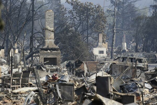 شومینه های ویران شده در شهر سانتا رزا پس از آتش سوزی مهیب در کالیفرنیا - آمریکا - اسپوتنیک ایران  