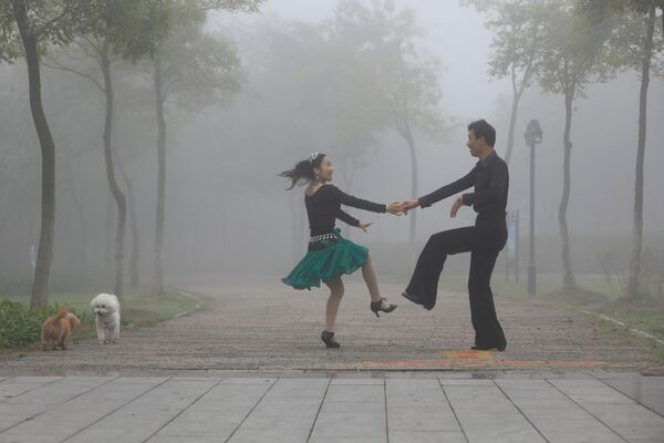 یک زوج در حال رقصیدن در پارک هوایان چین - اسپوتنیک ایران  