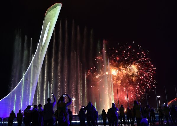 آتش بازی در مراسم افتتاحیه نوزدهمین فستیوال جهانی جوانان و دانشجویان در کاخ یخی بزرگ، سوچی - اسپوتنیک ایران  