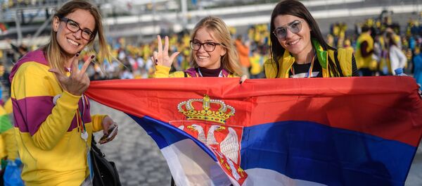 کدام عادت‌های روس ها  مایه تعجب خارجی ها است؟ آیا در داخل کنترل تلویزیون، روح خانواده‌ روس نهفته است؟ XIX Всемирного фестиваля молодежи и студентов в Олимпийском парке в Сочи - اسپوتنیک ایران  