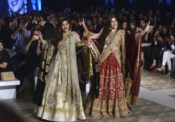 مدل ها در حال نمایش کلکسیون طراح مد شازیا و  سحر در هفته مد لباس عروسی در پاکستان - اسپوتنیک ایران  