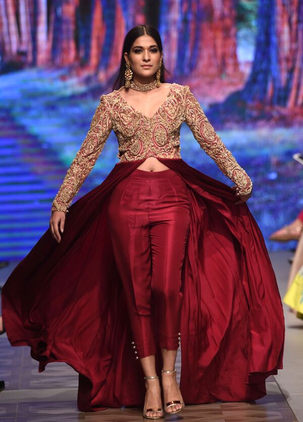 مدل در حال نمایش کلکسیون طراح مد زوریا در هفته مد لباس عروسی در پاکستان - اسپوتنیک ایران  