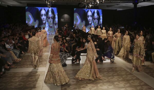 مدل ها در حال نمایش کلکسیون طراح مد زوریا در هفته مد لباس عروسی در پاکستان - اسپوتنیک ایران  