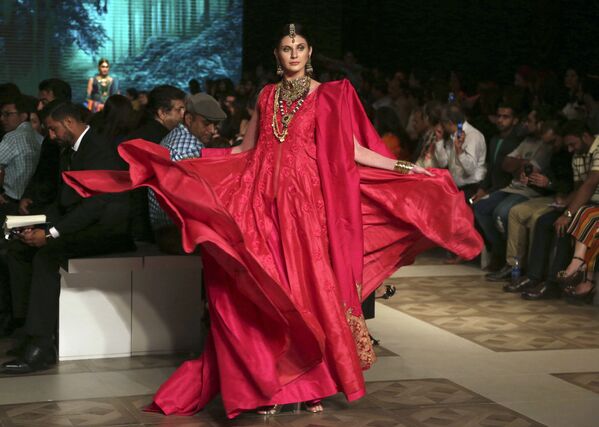 مدل  ها در حال نمایش کلکسیون طراح مد واسیم خان در هفته مد لباس عروسی در پاکستان - اسپوتنیک ایران  