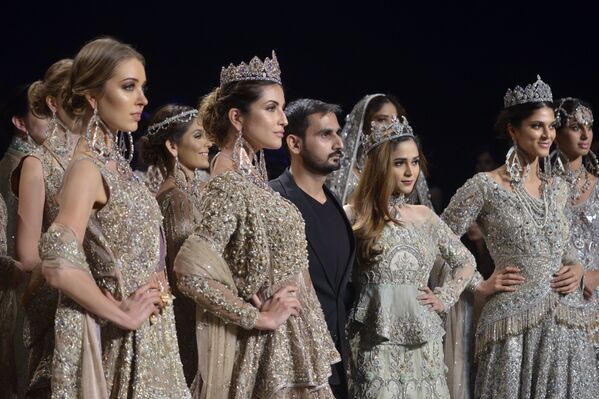 طراح مد احمد سلطان در هفته مد لباس عروسی در پاکستان - اسپوتنیک ایران  