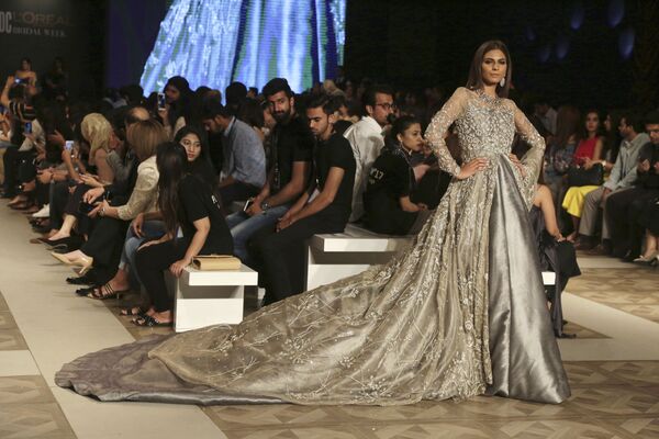 مدل در حال نمایش کلکسیون طراح مد زوریا در هفته مد لباس عروسی در پاکستان - اسپوتنیک ایران  