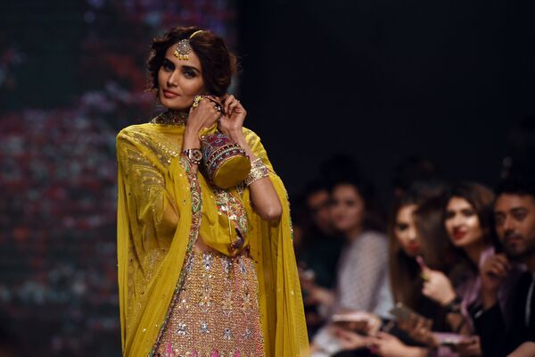 مدل در حال نمایش کلکسیون طراح مد فیاض ساقلین در هفته مد لباس عروسی در پاکستان - اسپوتنیک ایران  