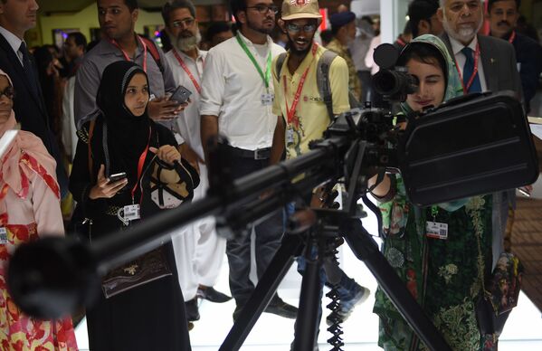 بازدیدکننده نمایشگاه بین المللی دفاعیIDEAS در پاکستان - اسپوتنیک ایران  