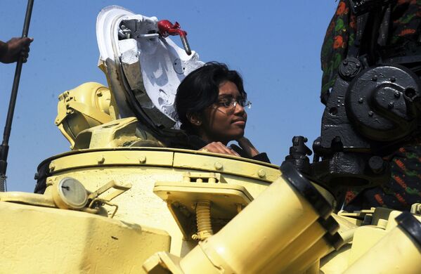 دختری در تانک تی-۷۲ در نمایشگاه ارتش مسلح هند در کلکته - اسپوتنیک ایران  