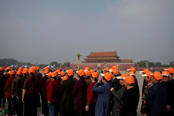 گردشگران در میدان  تیان‌آنمن در مراسم افتتاحیه کنگره حزب کمونیست چین در پکن - اسپوتنیک ایران  
