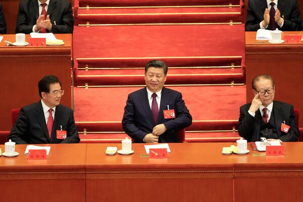 Бывший лидер КНР Ху Цзиньтао, председатель КНР Си Цзиньпин и бывший лидер КНР Цзян Цзэминь на открытии 19-го съезда партии в Пекине - اسپوتنیک ایران  
