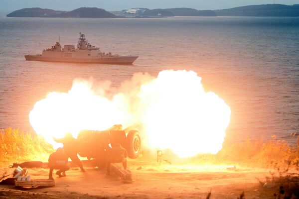 آتش بازی توپخانه ای در هنگام ورود کشتی نیروی دریایی هند « ساپتورا» در ولادی واستوک برای شرکت در مانورهای بین المللی روسیه و هند «ایندرا ۲۰۱۷» - اسپوتنیک ایران  
